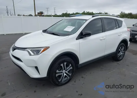 2017 Toyota Rav4 Le z USA, uszkodzony, nr VIN JTMZFREV4HJ144820